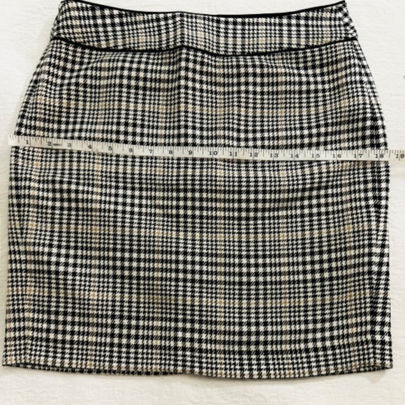 Banana Republic pencil mini skirt. - Picture 4 of 6